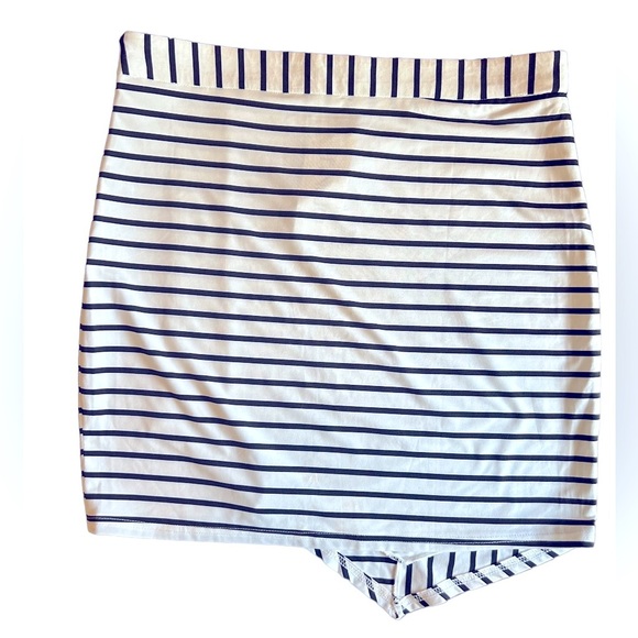 Finejo Asymmetrical Black and White Striped Skirt - Picture 3 of 3